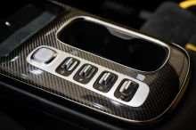 Спор начался, когда Xiaomi выпустила версию 1.7.0 своего программного обеспечения для автомобилей. Обновление ограничивало максимальную мощность SU7 Ultra примерно до 900 лошадиных сил в обычных условиях вождения, хотя изначально она составляла 1548 