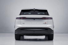 Предварительные продажи новой модели стартуют в июне. Автомобиль будет оснащён системой HarmonyOS Cockpit 5.0 от Huawei и усовершенствованной системой помощи при вождении Qiankun ADS 4.