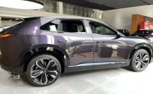 Компания Mazda приступила к поставкам своего электрического внедорожника EZ-60 в дилерские центры по всему Китаю для статической демонстрации