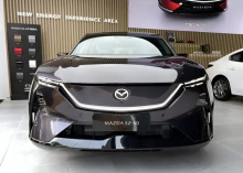 Компания Mazda приступила к поставкам своего электрического внедорожника EZ-60 в дилерские центры по всему Китаю для статической демонстрации