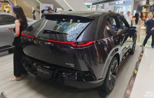 Фиолетовая окраска кузова EZ-60 выполнена со специальными пигментами, которые меняют внешний вид автомобиля при различном освещении.