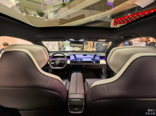 Фиолетовая окраска кузова EZ-60 выполнена со специальными пигментами, которые меняют внешний вид автомобиля при различном освещении.