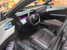 Серийная модель сохранила большую часть элементов дизайна прошлогоднего концепта Arata. Среди них — функциональные вентиляционные отверстия, встроенные в D-образные стойки для улучшения аэродинамики.