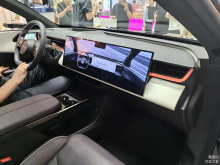 Серийная модель сохранила большую часть элементов дизайна прошлогоднего концепта Arata. Среди них — функциональные вентиляционные отверстия, встроенные в D-образные стойки для улучшения аэродинамики.