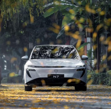 Модель N7, выпущенная 27 апреля, доступна в пяти различных вариантах и предлагается по цене от 119 900 юаней (около 1,31 млн рублей). Компания позиционирует её как доступный и многофункциональный вариант в конкурентном сегменте электромобилей среднег