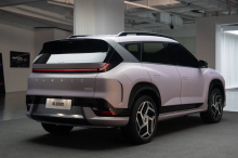 Пекинская компания Hyundai, созданная как совместное предприятие Hyundai Motor Company и BAIC, официально представила свой первый полностью электрический внедорожник — модель EO