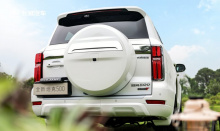 Внешний дизайн нового Tank 500 сохранил черты текущей модели с небольшими изменениями. Появился новый цвет кузова — Dunhuang Green, а также остались доступные ранее цвета: Kunlun Gold, Pamir Silver и Mount Everest White.