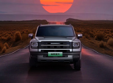 Боковой профиль сохранил квадратную форму с прямыми линиями. Чёрные колёсные диски с обычными дверными ручками, багажными полками на крыше и чёрными ободами придают автомобилю выразительный вид. Примечательно, что колёсные диски стали шире на 30 мм.