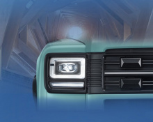 Боковой профиль сохранил квадратную форму с прямыми линиями. Чёрные колёсные диски с обычными дверными ручками, багажными полками на крыше и чёрными ободами придают автомобилю выразительный вид. Примечательно, что колёсные диски стали шире на 30 мм.