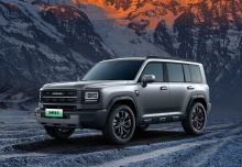 Боковой профиль сохранил квадратную форму с прямыми линиями. Чёрные колёсные диски с обычными дверными ручками, багажными полками на крыше и чёрными ободами придают автомобилю выразительный вид. Примечательно, что колёсные диски стали шире на 30 мм.