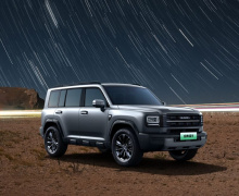 Боковой профиль сохранил квадратную форму с прямыми линиями. Чёрные колёсные диски с обычными дверными ручками, багажными полками на крыше и чёрными ободами придают автомобилю выразительный вид. Примечательно, что колёсные диски стали шире на 30 мм.