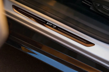 Эта версия модели P7 отличается не только дверями-ножницами, но и улучшенным экстерьером и интерьером.