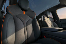 Эта версия модели P7 отличается не только дверями-ножницами, но и улучшенным экстерьером и интерьером.