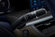 Автомобиль позиционируется как универсальный интеллектуальный внедорожник класса люкс. Среди его ключевых особенностей — лидар на крыше и ультрасовременная система помощи водителю Coffee Pilot третьего поколения. Tank 500 доступен в двух вариантах с 