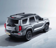 Экстерьер остался строгим. Передняя решётка радиатора украшена двумя горизонтальными хромированными полосами и многоугольными фарами. Передний бампер приобрёл более прямые линии и чёрную отделку. На боковых поверхностях колёсных дисков сохранились за