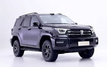 Экстерьер остался строгим. Передняя решётка радиатора украшена двумя горизонтальными хромированными полосами и многоугольными фарами. Передний бампер приобрёл более прямые линии и чёрную отделку. На боковых поверхностях колёсных дисков сохранились за