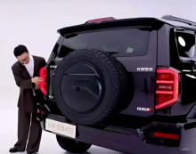 Автомобиль получил обновлённый внешний вид. Размеры Tank 400 — 4964 мм в длину, 1970 мм в ширину и 1905 мм в высоту при колёсной базе 2850 мм. По сравнению с предыдущей моделью новый Tank 400 стал на 21 мм короче, на 10 мм шире и на 5 мм выше, при эт