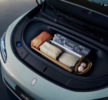 Saic H5 построен на базе Roewe ES39 от SAIC. Размеры автомобиля: 4780 мм (длина), 1910 мм (ширина), 1664 мм (высота), колёсная база — 2840 мм.