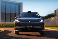 Автомобиль оснащён системой HarmonyOS Cockpit и функцией рекламы Qiankun.