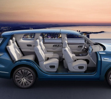 в топовой комплектации: два дополнительных задних электромотора (по 170 кВт / 228 л. с. и 280 Нм каждый), батарея 41,46 кВт·ч, запас хода на чистом электричестве — 210 км, полный пробег — 1300 км.