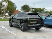 Модель получила улучшенные возможности автономного вождения благодаря новым лидарным датчикам. Специальная вступительная цена — от 159 800 до 212 800 юаней (от 1,88 до 2,5 млн рублей).