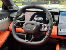 Модель получила улучшенные возможности автономного вождения благодаря новым лидарным датчикам. Специальная вступительная цена — от 159 800 до 212 800 юаней (от 1,88 до 2,5 млн рублей).