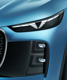 Автомобиль отличается обновлённым дизайном, пятиместной компоновкой и увеличенными размерами кузова по сравнению с текущей моделью Tiggo 8. Официальная презентация запланирована на четвёртый квартал текущего года.