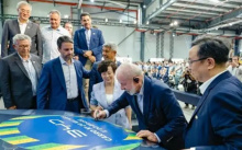 В церемонии участвовали президент Бразилии Луис Инасиу Лула да Силва, вице-президент Джеральдо Алкмин, посол Китая Чжу Цинцяо, губернатор штата Баия Херонимо Родригес и председатель BYD Ван Чуаньфу.