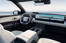 Elexio EO — первый полностью электрический внедорожник, созданный совместным предприятием. Модель построена на базе глобальной модульной платформы Hyundai E-GMP (Electric Global Modular Platform) и оснащена чипом Qualcomm Snapdragon SA8295P. Максимал