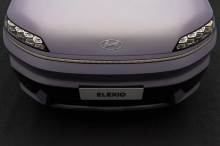 Для экстерьра доступны семь цветов: фиолетовый, серебристый, жемчужно-белый, синий, матово-белый, чёрный и серый.