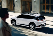 Дизайн Elexio EO вдохновлён буквой «H» из азбуки Морзе, которая состоит из четырёх точек. Это отражается в чёткой форме квадратных фар, состоящих из 152 светодиодных блоков. Ниже расположена световая полоса сквозного типа.