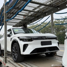 Рестайлинг сосредоточился исключительно на внешнем дизайне. Линия крыши и лидарный модуль остались без изменений. Это может означать, что обновления оборудования на шпионских снимках не видны.