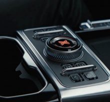 Автомобиль доступен в четырёх комплектациях по цене от 329 900 до 414 900 юаней (от 3,77 до 4,73 млн рублей).