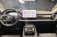 Модель будет доступна в двух инновационных версиях: Hi4-T и недавно разработанном Hi4-Z. Мировая премьера автомобиля состоялась 22 сентября в Китае, где были представлены все ключевые особенности новинки.