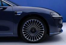 Несмотря на обновление, седан сохранил общий силуэт предшественника. Передняя панель осталась в стиле «универсальных фар», но появились новая эмблема бренда «Звезда Вселенной» и фары «Бриллиант Стар Ривер», которые придают автомобилю индивидуальность