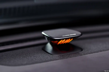 Основные функции доступны через физические кнопки, расположенные под центральным экраном. Аудиосистема Huawei с 17 динамиками обеспечивает высокое качество звучания.