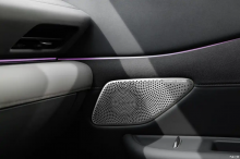 Основные функции доступны через физические кнопки, расположенные под центральным экраном. Аудиосистема Huawei с 17 динамиками обеспечивает высокое качество звучания.