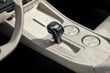 В центре кокпита — новое рулевое колесо с четырёхпозиционными колёсиками прокрутки, которые упрощают управление. Водители смогут использовать: