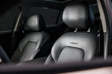 В центре кокпита — новое рулевое колесо с четырёхпозиционными колёсиками прокрутки, которые упрощают управление. Водители смогут использовать: