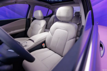 В центре кокпита — новое рулевое колесо с четырёхпозиционными колёсиками прокрутки, которые упрощают управление. Водители смогут использовать: