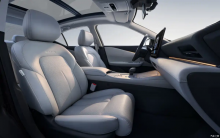 Салон Teana HarmonyOS Cockpit оформлен эстетично — его дизайн во многом вдохновлён интерьерами электромобилей. 90% салона отделано материалами, приятными на ощупь. В салоне интегрированы система HarmonySpace 5 cockpit от Huawei и аудиосистема Huawei 