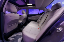 Салон Teana HarmonyOS Cockpit оформлен эстетично — его дизайн во многом вдохновлён интерьерами электромобилей. 90% салона отделано материалами, приятными на ощупь. В салоне интегрированы система HarmonySpace 5 cockpit от Huawei и аудиосистема Huawei 