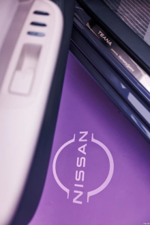 Передняя панель Teana HarmonyOS выполнена в классическом стиле Nissan V-Motion с затемнённой отделкой. Светодиодные фары «Cosmic Twin Star» гармонично сочетаются с чёрной решёткой радиатора, которая украшена обновлённым рисунком из чередующихся длинн