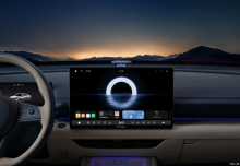 Передняя панель Teana HarmonyOS выполнена в классическом стиле Nissan V-Motion с затемнённой отделкой. Светодиодные фары «Cosmic Twin Star» гармонично сочетаются с чёрной решёткой радиатора, которая украшена обновлённым рисунком из чередующихся длинн