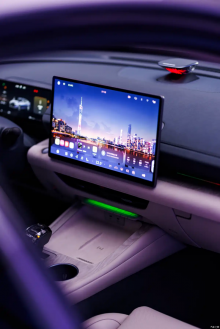 Основные функции доступны через физические кнопки, расположенные под центральным экраном. Аудиосистема Huawei с 17 динамиками обеспечивает высокое качество звучания.