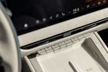 Основные функции доступны через физические кнопки, расположенные под центральным экраном. Аудиосистема Huawei с 17 динамиками обеспечивает высокое качество звучания.