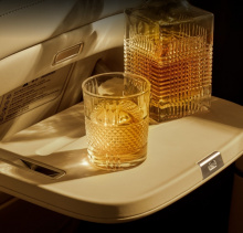 Автомобиль доступен в четырёх комплектациях по цене от 189 900 до 249 900 юаней (от 2,15 до 2,83 млн рублей).