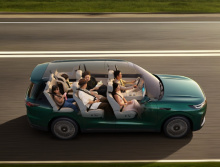 Автомобиль доступен в четырёх комплектациях по цене от 189 900 до 249 900 юаней (от 2,15 до 2,83 млн рублей).