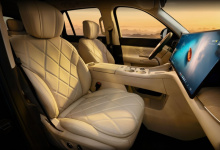 Шестиместная компоновка (2+2+2), пространство для ног во втором ряду — 1022 мм, быстрая зарядка мощностью 66 Вт в третьем ряду, 23 динамика.