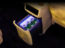 Автомобиль доступен в четырёх комплектациях по цене от 189 900 до 249 900 юаней (от 2,15 до 2,83 млн рублей).